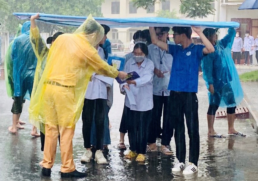 Đoàn viên Phòng CSGT đường bộ, đường sắt - CATP Hải Phòng  chung tay tiếp sức mùa thi